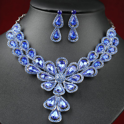 Stílusos női nyaklánc és fülbevaló szett díszkövekkel