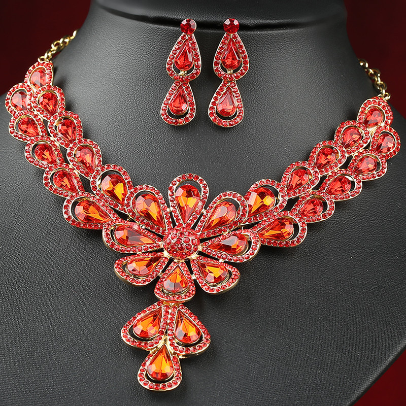 Stílusos női nyaklánc és fülbevaló szett díszkövekkel