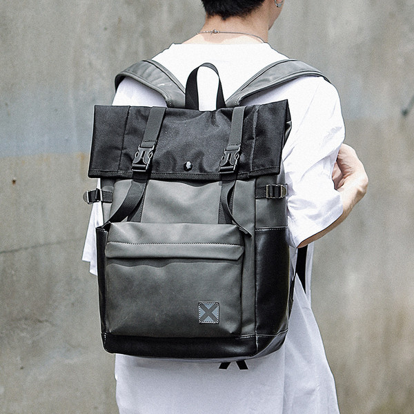 Igapäevane meeste nahast seljakott embleemiga