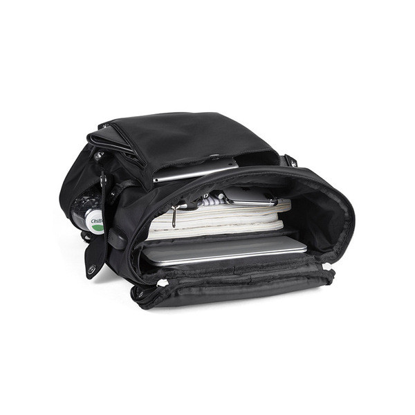 Μοντέρνο ανδρικό σακίδιο με τσέπες και κουμπιά