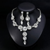 Stílusos női nyaklánc és hosszú fülbevaló szett díszkövekkel