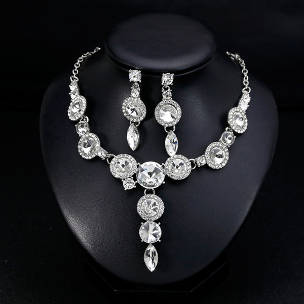 Stílusos női nyaklánc és hosszú fülbevaló szett díszkövekkel