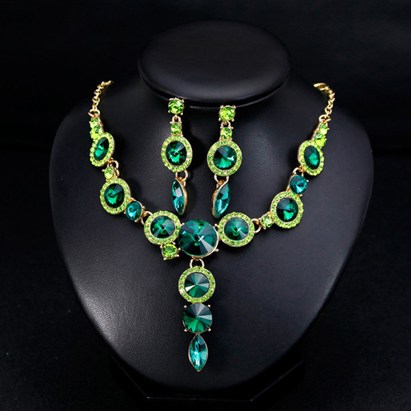 Stílusos női nyaklánc és hosszú fülbevaló szett díszkövekkel