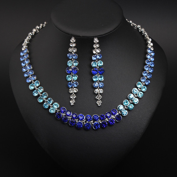 Stiilne dekoratiivkividega kaelakee ja pikkade kõrvarõngaste komplekt