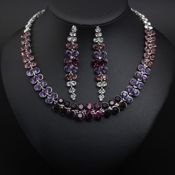 Stiilne dekoratiivkividega kaelakee ja pikkade kõrvarõngaste komplekt