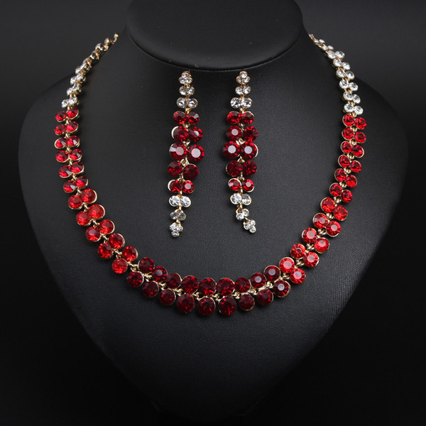 Stiilne dekoratiivkividega kaelakee ja pikkade kõrvarõngaste komplekt