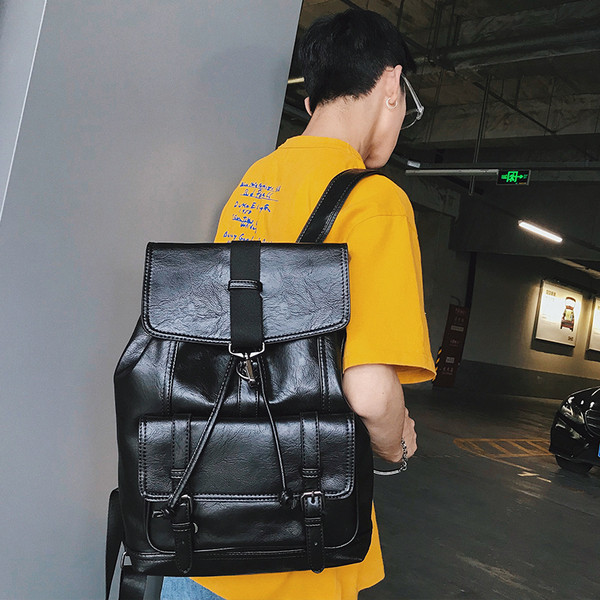 Férfi bőr hátizsák fűzővel és csattal