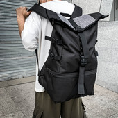 Fekete színű férfi hátizsák csatokkal és cipzárral