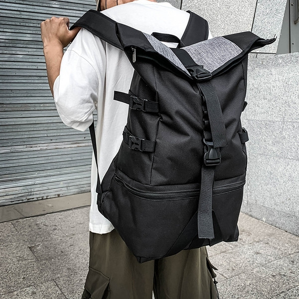 Fekete színű férfi hátizsák csatokkal és cipzárral