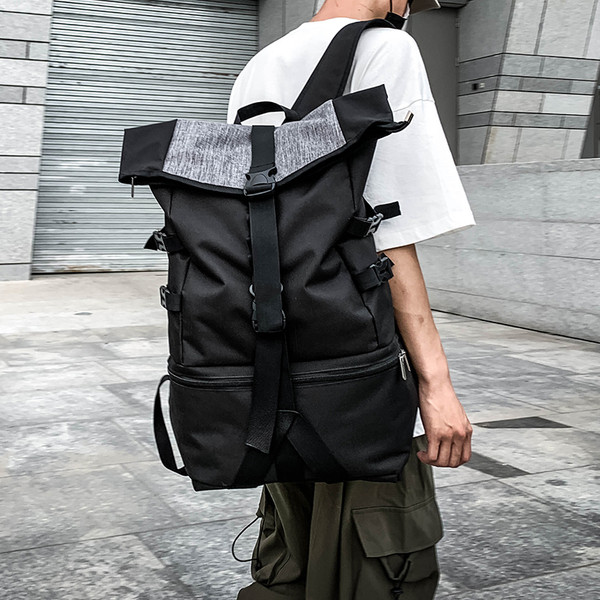 Fekete színű férfi hátizsák csatokkal és cipzárral