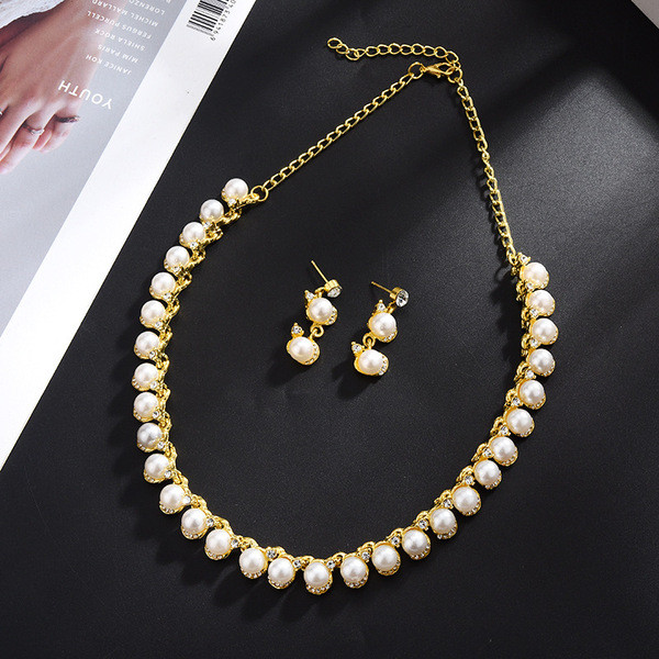 Μοντέρνο σετ κολιέ και σκουλαρίκια με πέρλες