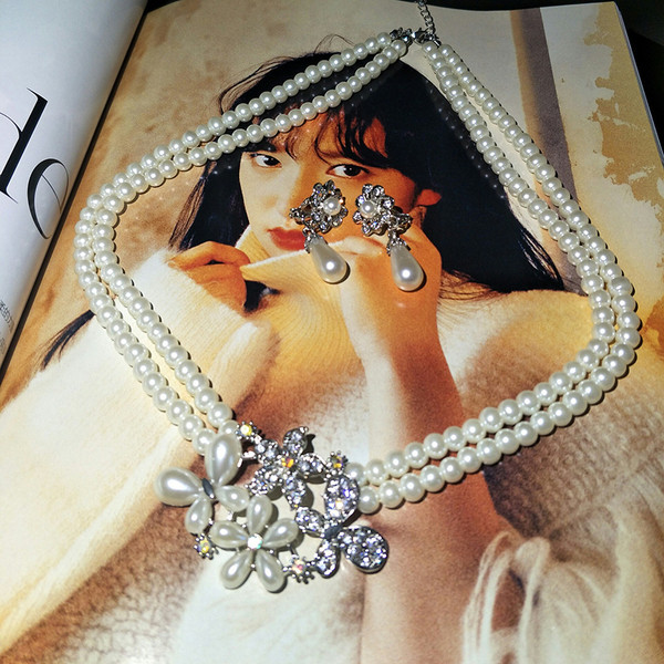 Μοντέρνο σετ κολιέ και σκουλαρίκια με πέτρες και πέρλες