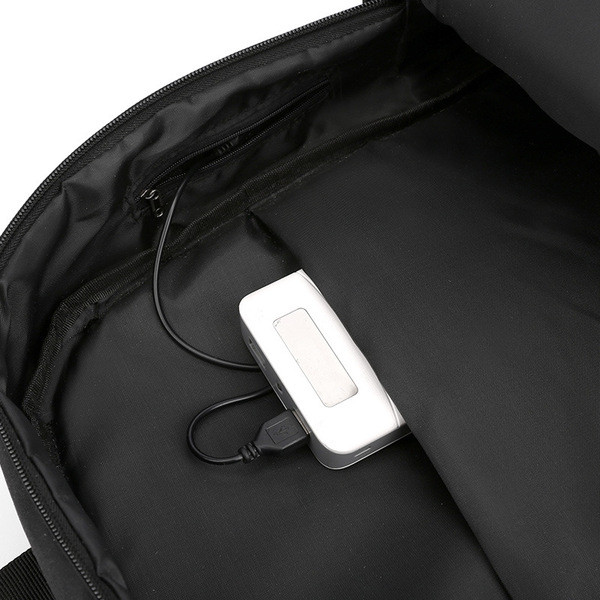 Hétköznapi férfi hátizsák cipzárral és elülső zsebbel