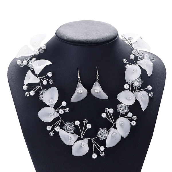 Stílusos női nyaklánc és fülbevaló díszgyöngyökkel