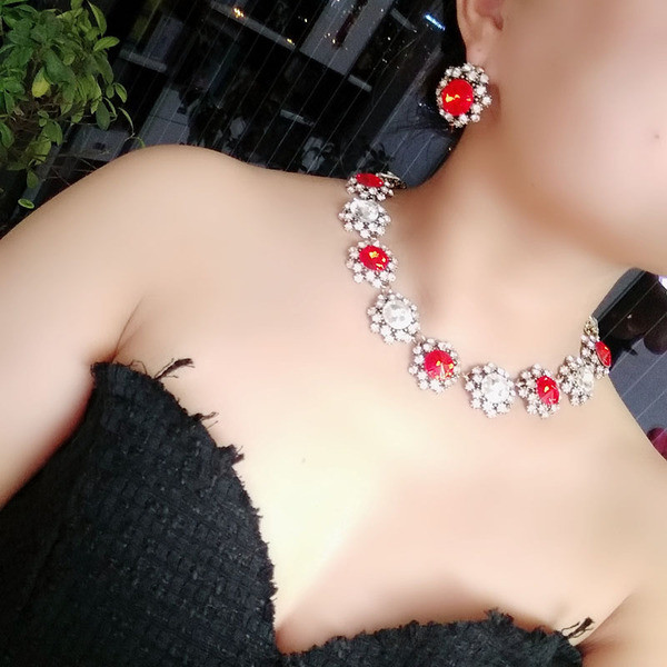 Naiste igapäevane kõrvarõngaste komplekt ja kividega kaelakee