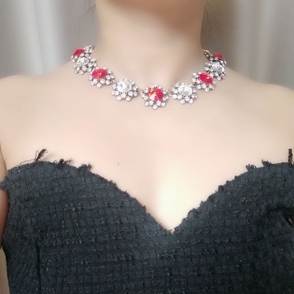 Naiste igapäevane kõrvarõngaste komplekt ja kividega kaelakee