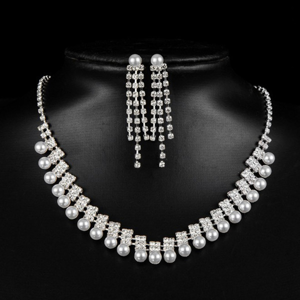 Stílusos női hosszú fülbevaló és nyaklánc gyöngyökkel és kövekkel