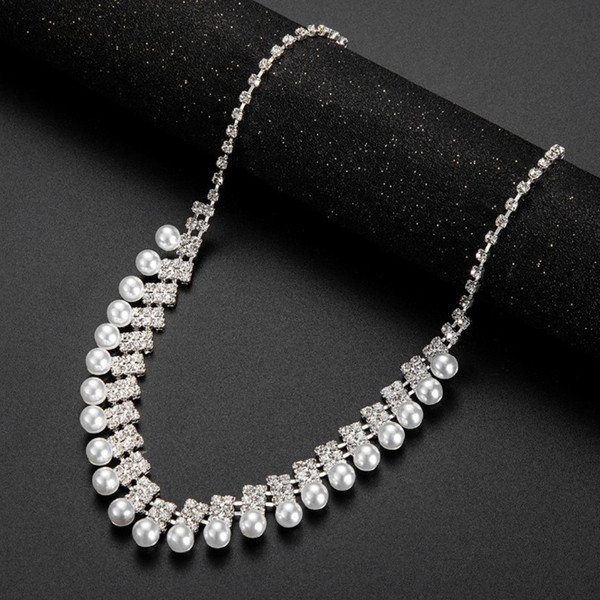 Stílusos női hosszú fülbevaló és nyaklánc gyöngyökkel és kövekkel