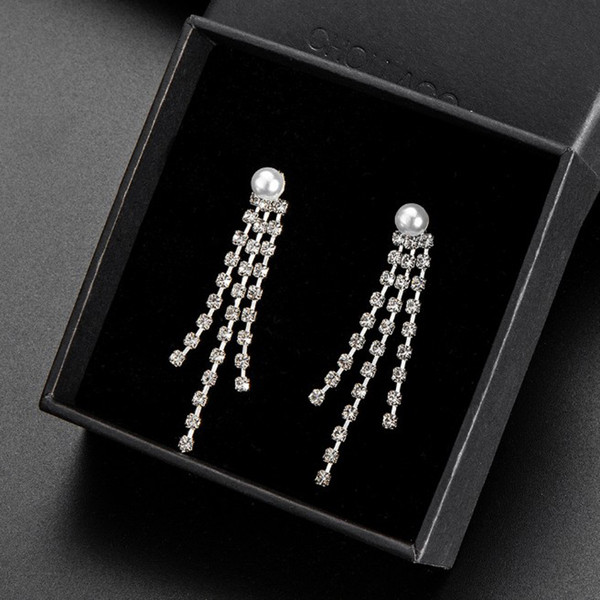 Stílusos női hosszú fülbevaló és nyaklánc gyöngyökkel és kövekkel