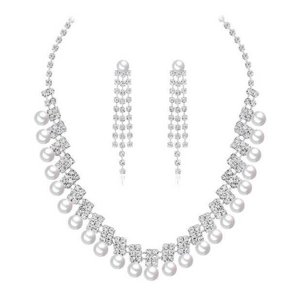 Stílusos női hosszú fülbevaló és nyaklánc gyöngyökkel és kövekkel