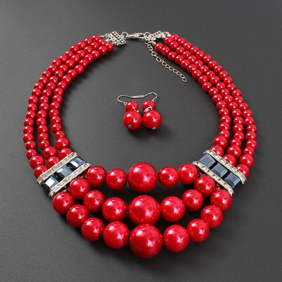 Moodne naiste komplekt lühikestest kõrvarõngastest ja dekoratiivpärlitega kaelakeest