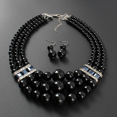 Moodne naiste komplekt lühikestest kõrvarõngastest ja dekoratiivpärlitega kaelakeest