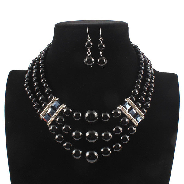 Moodne naiste komplekt lühikestest kõrvarõngastest ja dekoratiivpärlitega kaelakeest