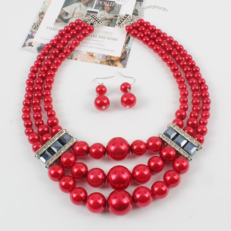 Moodne naiste komplekt lühikestest kõrvarõngastest ja dekoratiivpärlitega kaelakeest