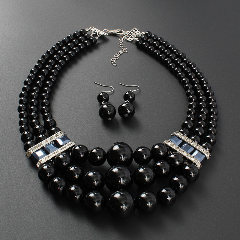 Moodne naiste komplekt lühikestest kõrvarõngastest ja dekoratiivpärlitega kaelakeest