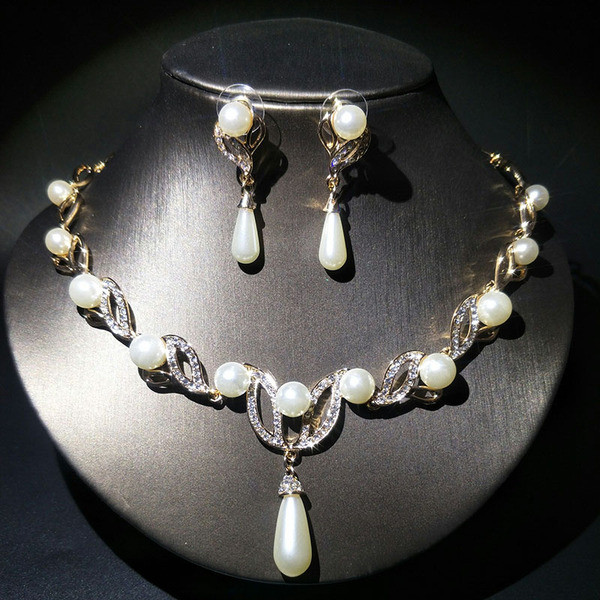 Κομψό γυναικείο σετ σκουλαρίκια και κολιέ με πέρλες