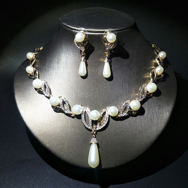 Κομψό γυναικείο σετ σκουλαρίκια και κολιέ με πέρλες