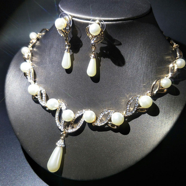 Κομψό γυναικείο σετ σκουλαρίκια και κολιέ με πέρλες