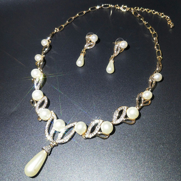 Κομψό γυναικείο σετ σκουλαρίκια και κολιέ με πέρλες