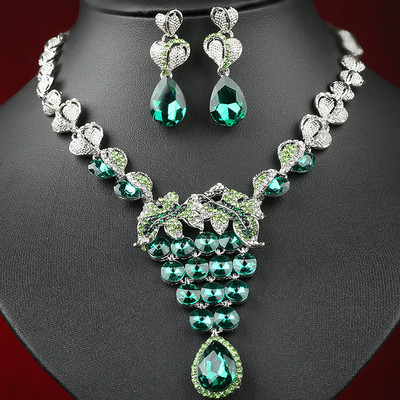 Stílusos női kövekkel díszített nyaklánc és fülbevaló szett