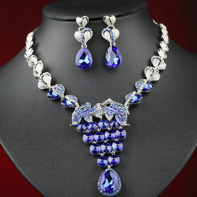 Stílusos női kövekkel díszített nyaklánc és fülbevaló szett