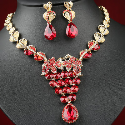 Stílusos női kövekkel díszített nyaklánc és fülbevaló szett