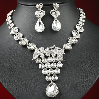 Stílusos női kövekkel díszített nyaklánc és fülbevaló szett