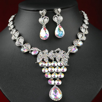 Stílusos női kövekkel díszített nyaklánc és fülbevaló szett