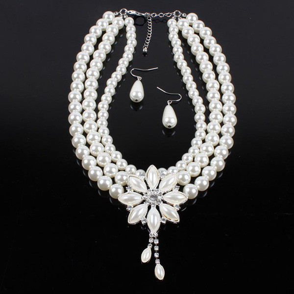 Dabartinis moteriškas trumpų auskarų ir karolių komplektas su perlais