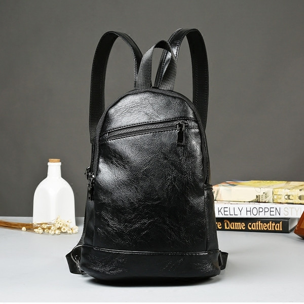 Meeste mustast nahast lukuga seljakott