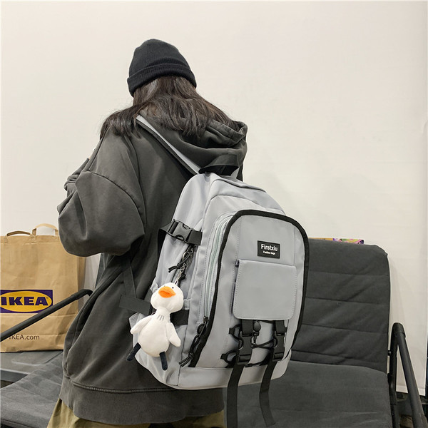 Alkalmi férfi hátizsák 3D elemmel és cipzárral