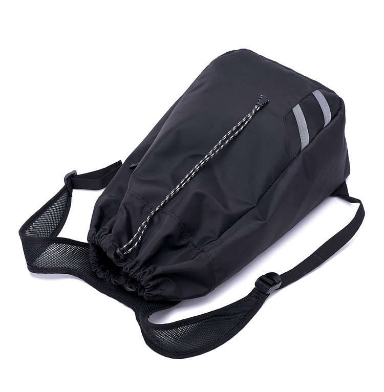 Must laiade rihmadega meeste spordiseljakott