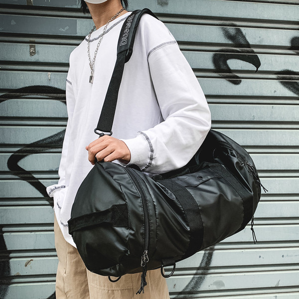 Moderan muški ruksak s patentnim zatvaračem i dugom ručkom u tri boje