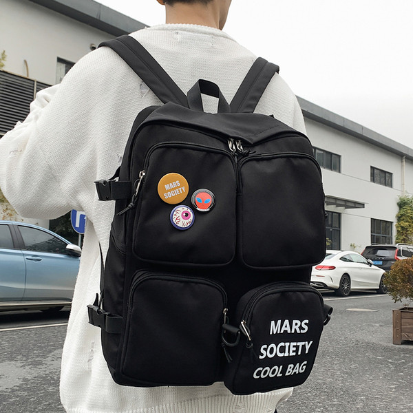 Modern férfi hátizsák elülső zsebekkel, két színben