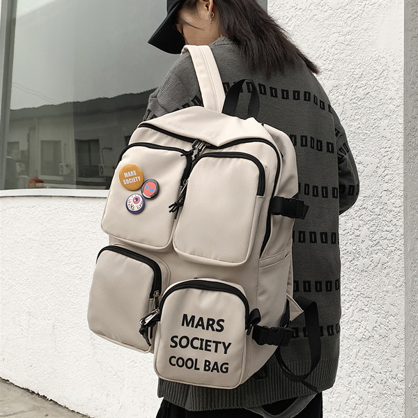 Modern férfi hátizsák elülső zsebekkel, két színben