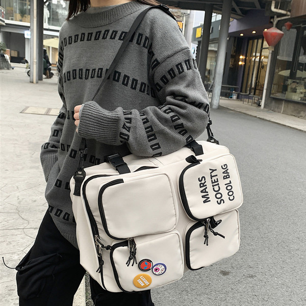 Modern férfi hátizsák elülső zsebekkel, két színben