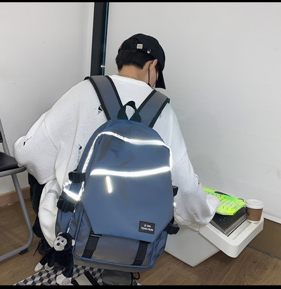 Moodne meeste seljakott luku ja esitaskuga