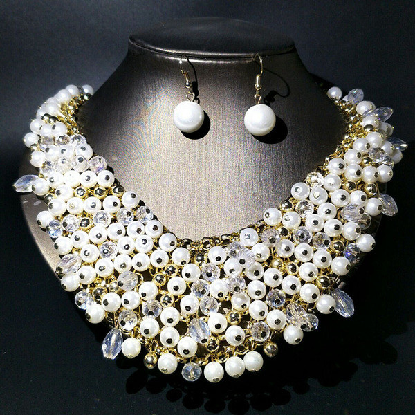 Μοντέρνο σετ από κοντά σκουλαρίκια και κολιέ με πέρλες 