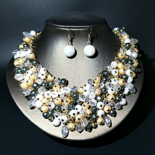 Μοντέρνο σετ από κοντά σκουλαρίκια και κολιέ με πέρλες 