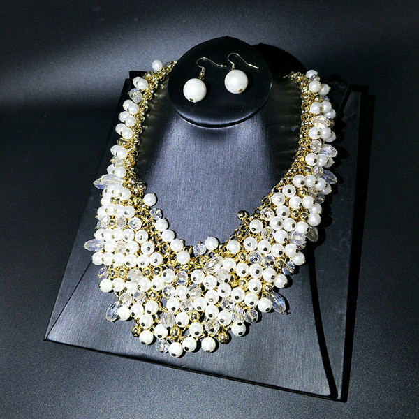 Μοντέρνο σετ από κοντά σκουλαρίκια και κολιέ με πέρλες 